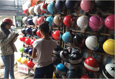 Theo lời người bán, các loại mũ bảo hiểm đủ ba lớp đang được rất nhiều khách chọn mua vì giá rẻ 