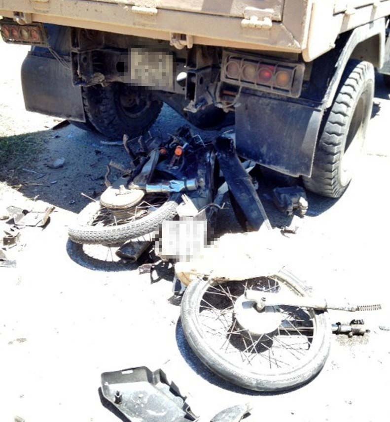 Vụ tai nạn làm 3 người tử vong tại chỗ. Tại hiện trường, xe máy bị gãy nát nằm gọn dưới gầm xe tải.