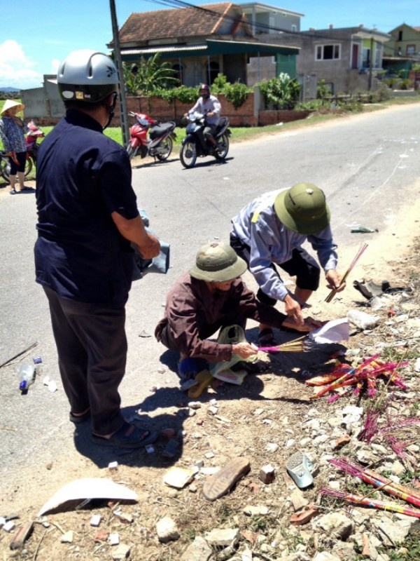 Sau hơn 1 giờ đồng hồ, hiện trường tai nạn được giải quyết xong, xác các nạn nhân được người thân đem về làm thủ tục mai táng.