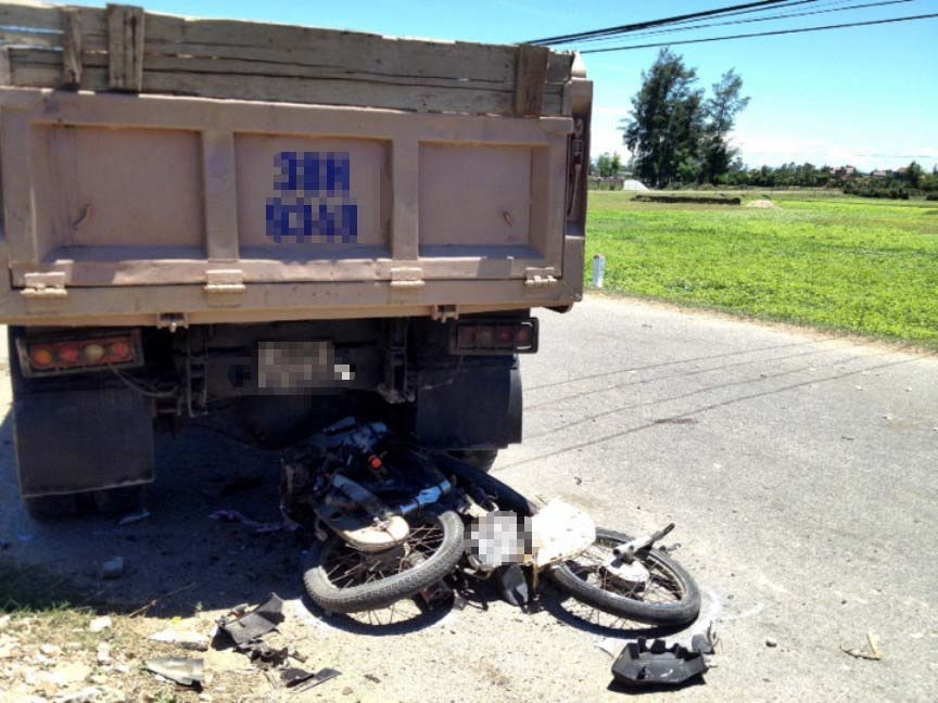 Xe tai keo le xe may, 2 nguoi chet tham hinh anh