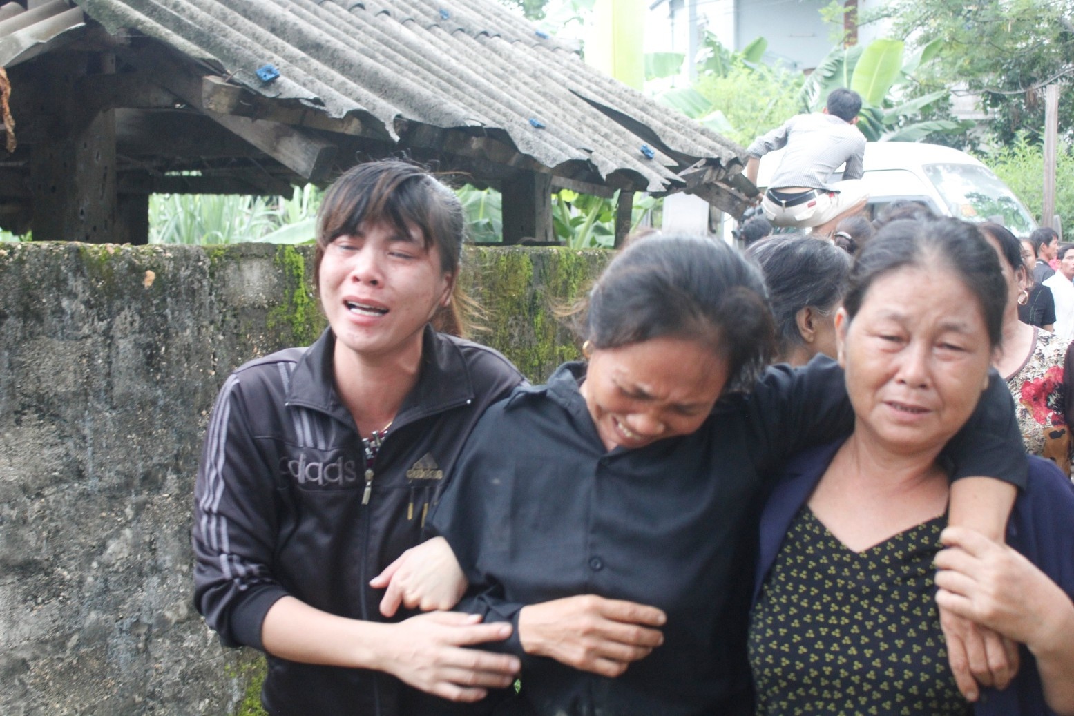 và bà Hoa khóc ngất không đi làm lễ truy điệu, đưa tang con được nên người thân dìu vào nhà nghỉ ngơi.. Người thân cho biết, từ khi biết con tử nạn, ông bà suốt ngày khóc, không chịu ăn uống gì. Nỗi đau đến với họ là quá bất ngờ và đau đớn vô cùng. 