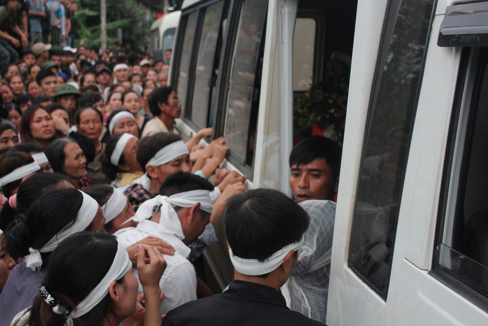 Khi xe chuẩn bị chuyển bánh để ra nghĩa trang xã làm lễ truy điệu, chôn cất thì người thân ùa vào không cho họ đưa linh cữu anh Hợi đi. Bà con, những người chứng kiến cảnh đó đều không cầm được nước mắt.