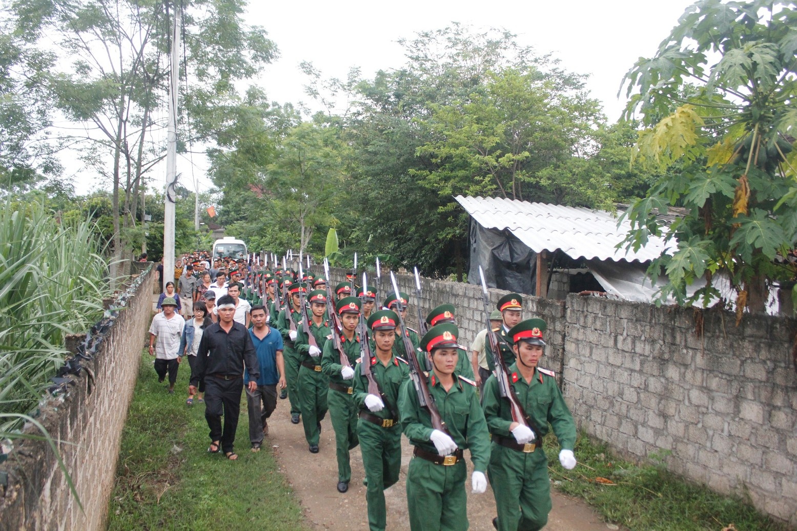 Đoàn đưa tang xuất phát vào nghĩa trang liệt sĩ xã để làm lễ truy điệu.