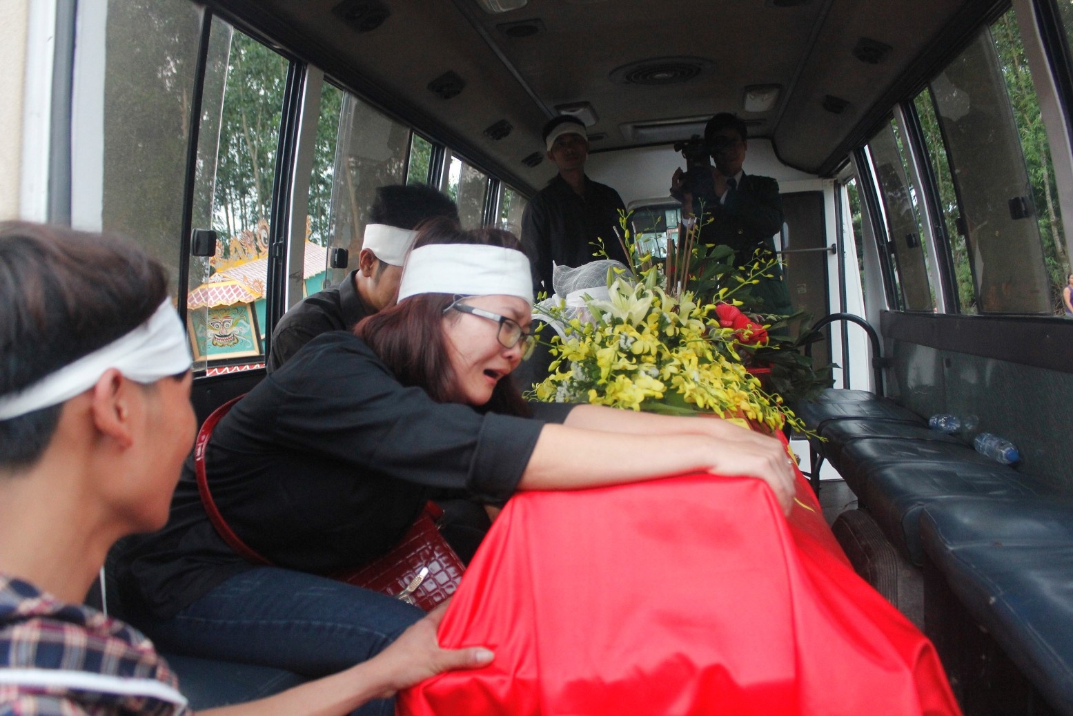 Khi chiếc xe tang vào tới nghĩa trang, người thân ngồi trên xe cứ ôm lấy quan tài không cho các chiến sĩ khác khiêng đi. 