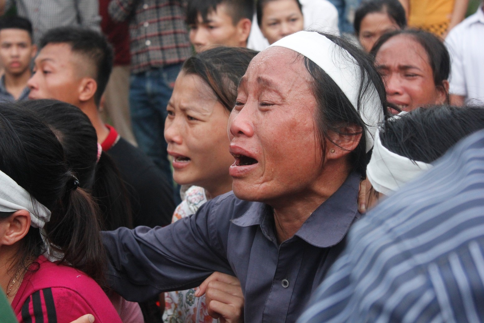 Hang nghin nguoi do ra duong don linh cuu chien si hy sinh hinh anh