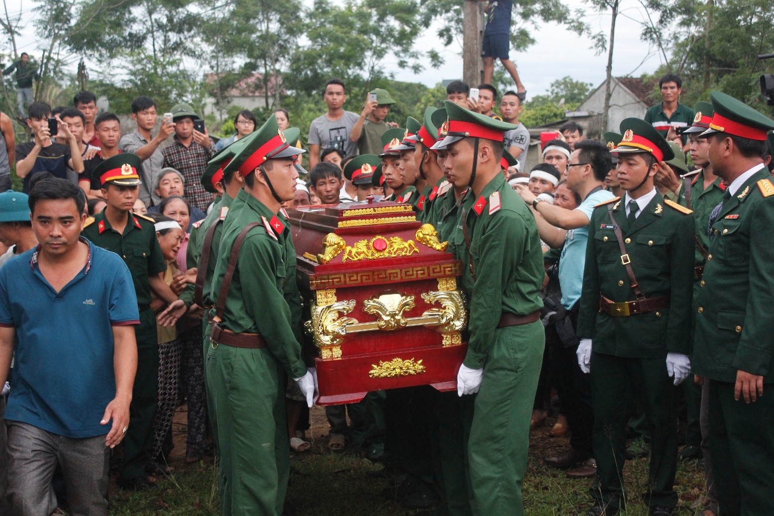 Linh cữu của chiến sĩ Hợi được đồng đội khiêng vào nơi làm lễ truy điệu.