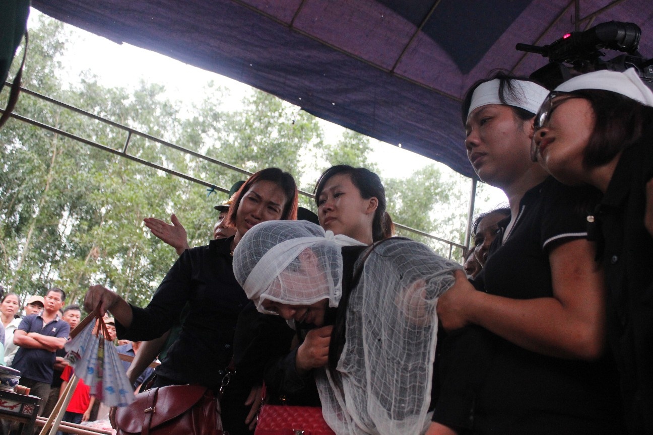 Chị Nguyễn Thị Châm (vợ trung úy Hợi) khóc ngất khi chứng kiến di hài của chồng. Suốt mấy ngày nay chị đã cạn nước mắt vì chồng. Anh Hợi ra đi để lại cho chị đứa con nhỏ mới 6 tháng tuổi.