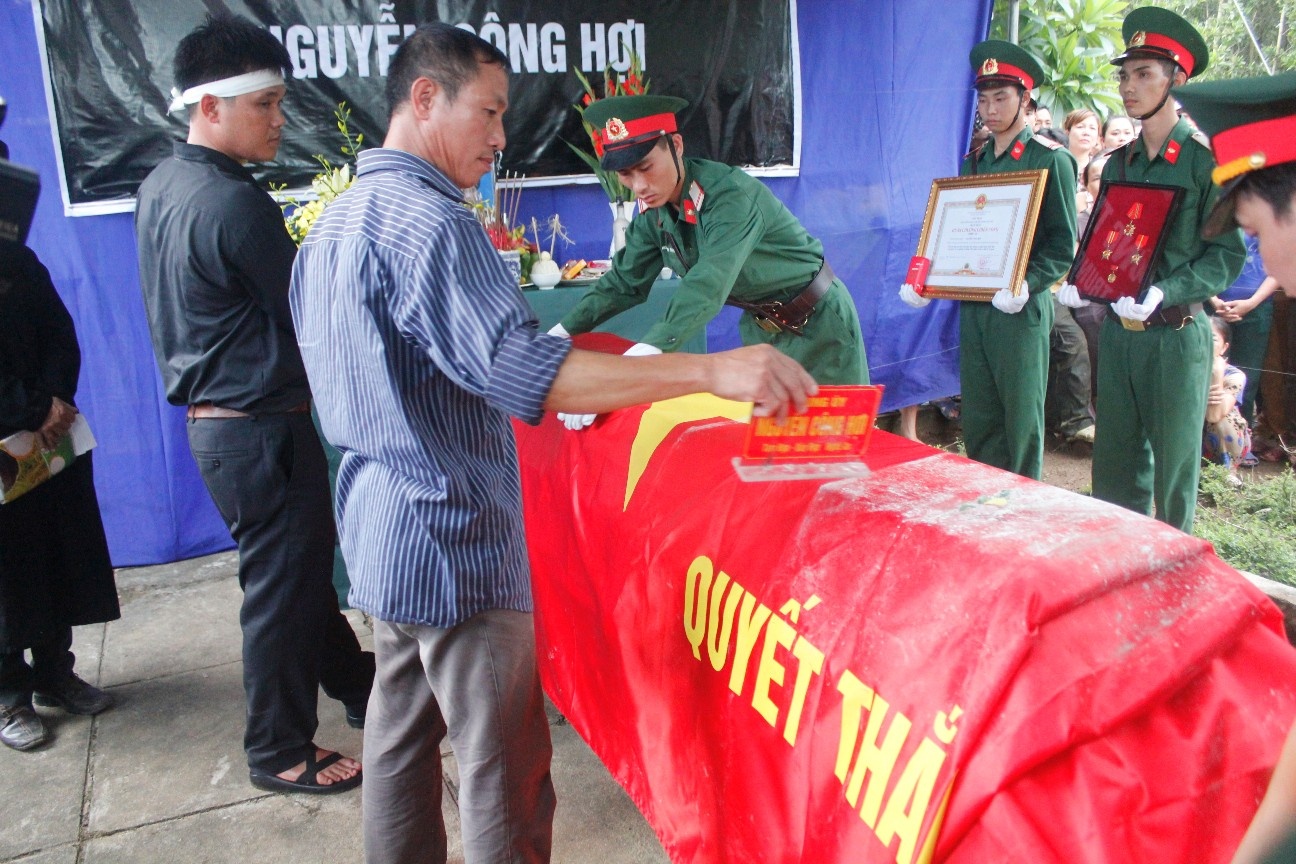 Lễ phủ cờ tổ quốc được tiến hành.