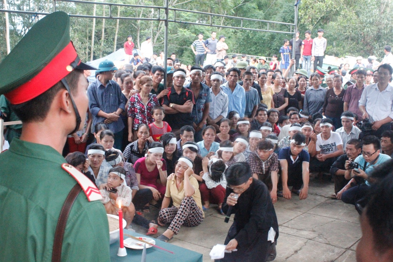 Người thân làm lễ cho chiến sĩ Hợi.