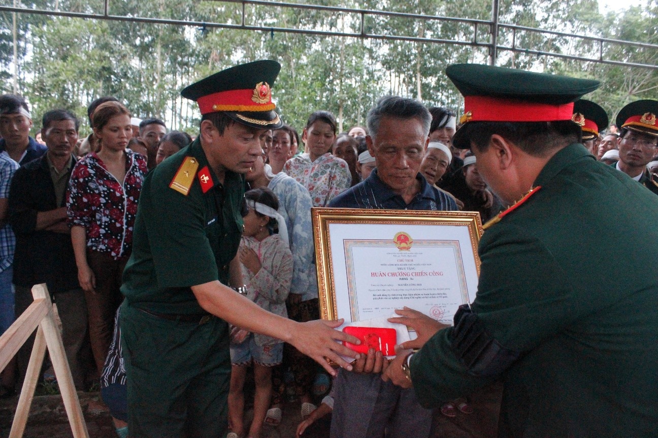 Trao Huân chương chiến công hạng 3 cho người thân chiến si Nguyễn Công Hợi.