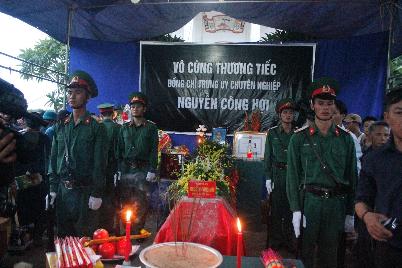 Linh cữu chiến sĩ Hợi và bàn thờ lập vội được đặt ngay chính giữa nghĩa trang liệt sĩ. Sau khi làm lễ truy điệu, di hài anh Hợi sẽ được đưa ra nghĩa trang hòa vào đất mẹ.