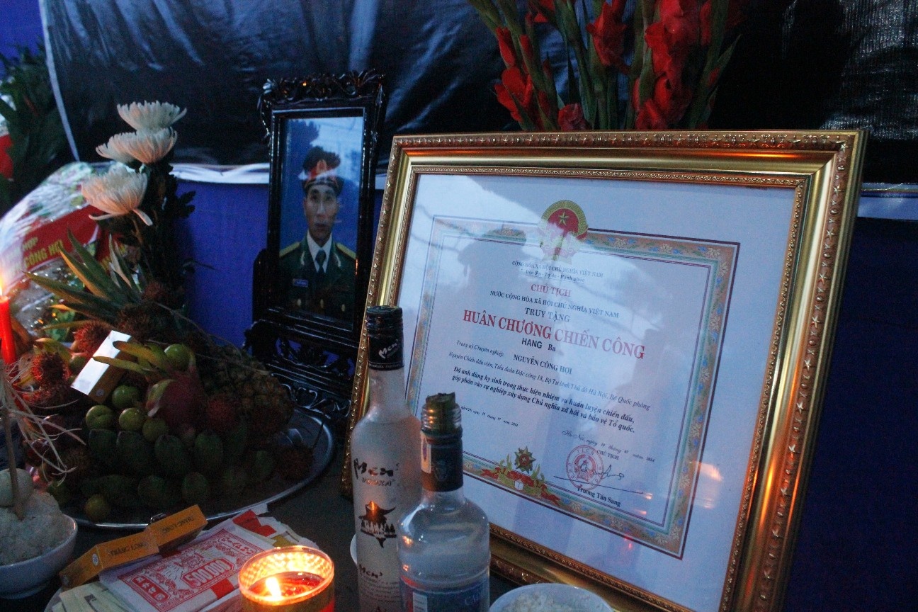 Huân chương chiến công hạng 3 và di ảnh trung úy Hợi được đặt ngay ngắn trên bàn thờ.