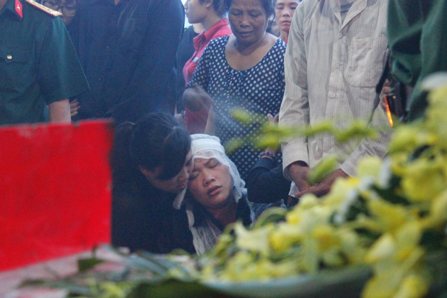 Chị Châm ngất đi khi lễ truy điệu kết thúc. Chị sau đó được người thân dìu về nhà nghỉ ngơi.