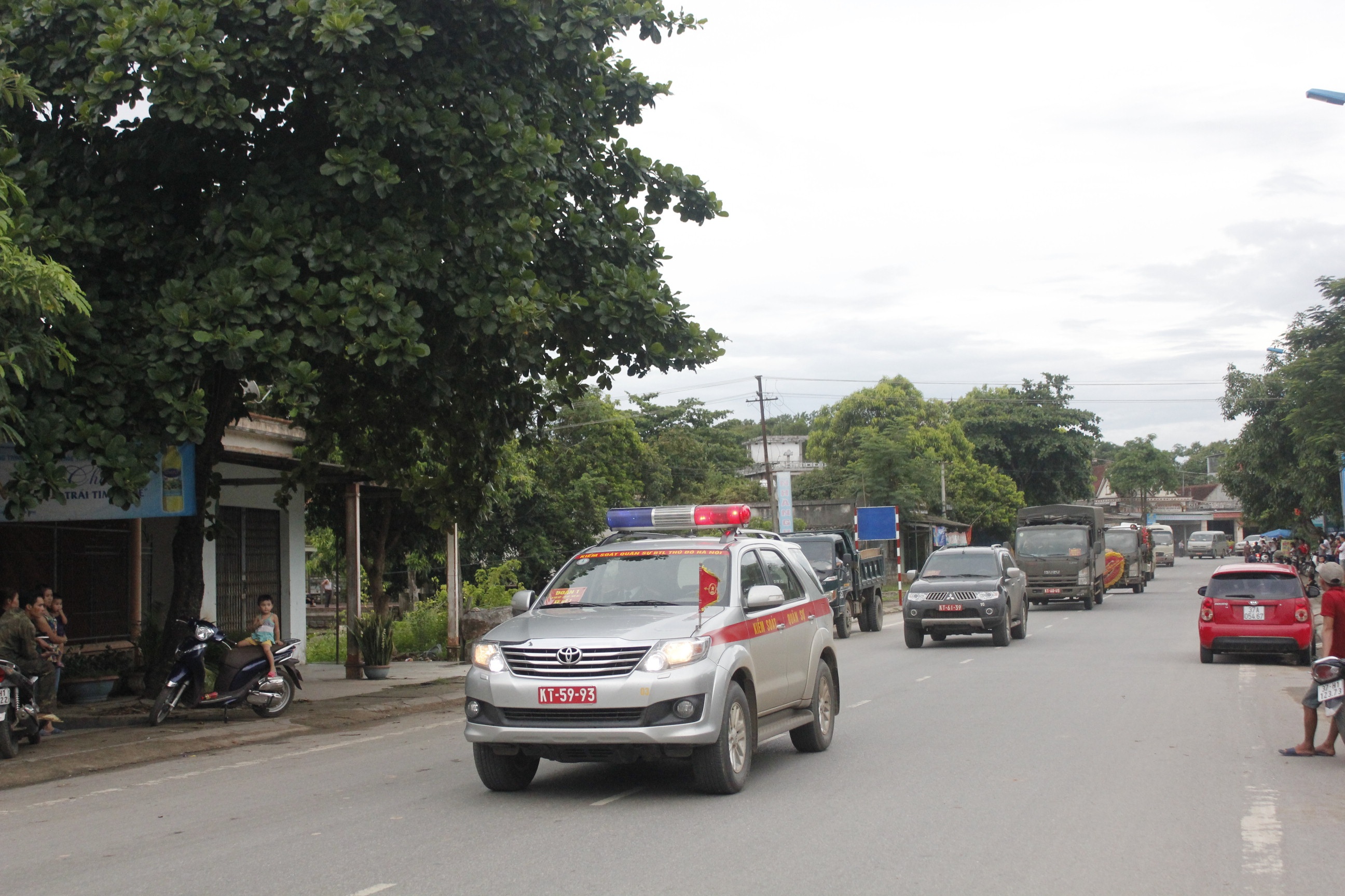 Đúng 17h45 ngày 11/7, đoàn xe đưa linh cứu trung úy Nguyễn Công Hợi (31 tuổi), tử nạn trong vụ máy bay rơi ở Hòa Lạc được đưa về đến xã Tam Hợp, huyện Quỳ Hợp (Nghệ An). Từ ngã ba săng lẻ (cách nhà bố mẹ chiến sĩ khoảng 500m) hàng ngàn người dân ùa ra đường đón di hài người con của quê hương. 