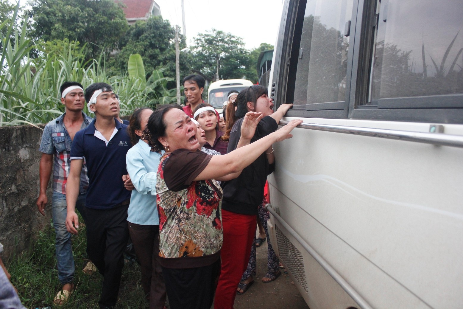 Họ cố bíu lấy chiếc xe chở linh cữu trung úy Hợi để được tận mắt nhìn thấy. Nước mắt tuôn trào trên từng khuôn mặt của mỗi người, không kể bà con thân thích.