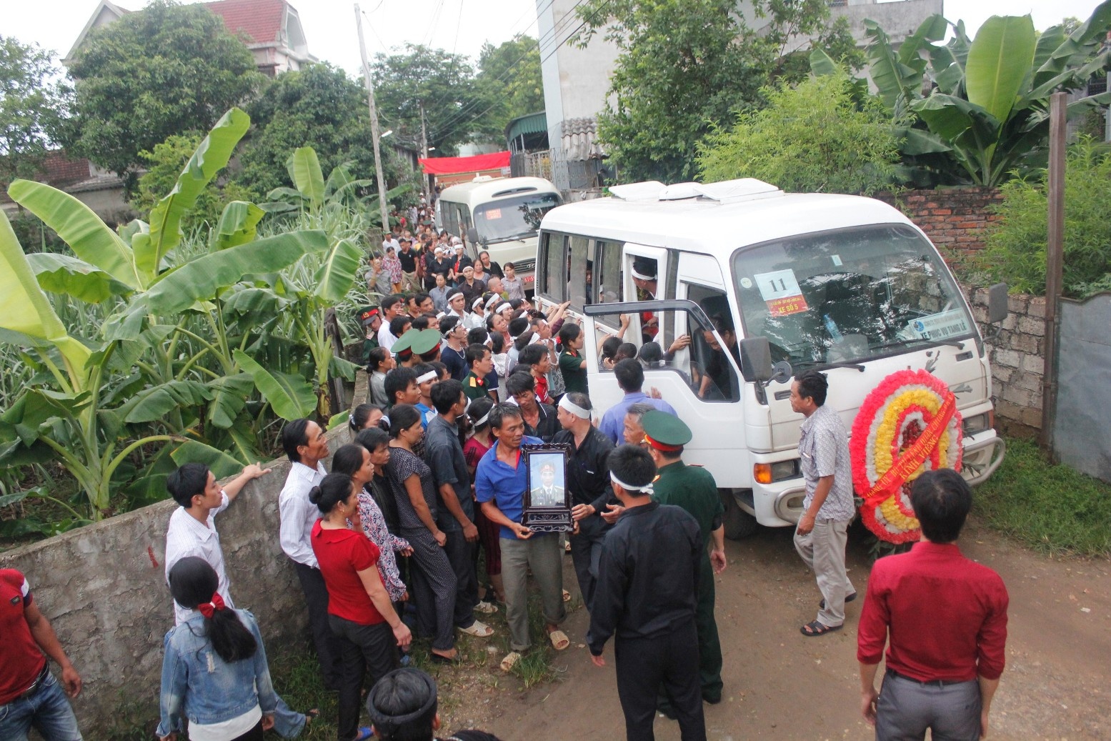 Chiếc xe đi đến cổng vào nhà chiến sĩ Hợi thì dừng lại để người thân xuống và đưa di ảnh anh vào làm lễ trong nhà.