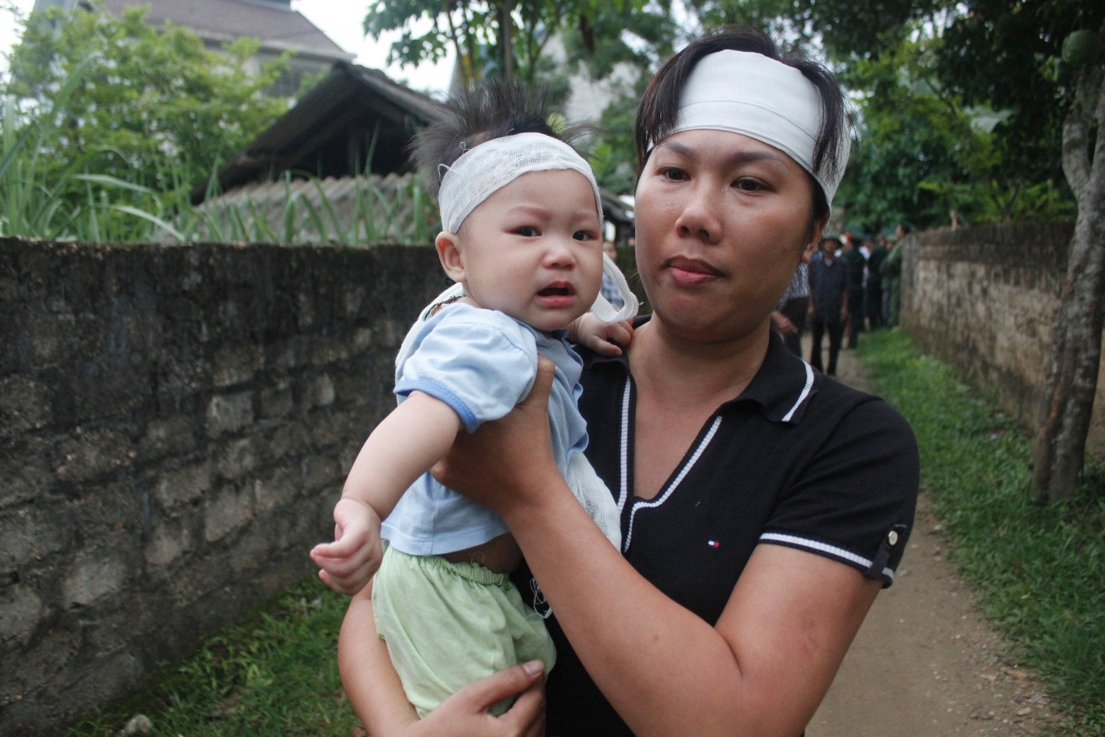Cháu Nguyễn Thị Thanh Vân (6 tháng tuổi), đứa con của trung úy Hợi được người dì đưa vào nhà ông bà nội nghỉ, không cho đi đưa tang.