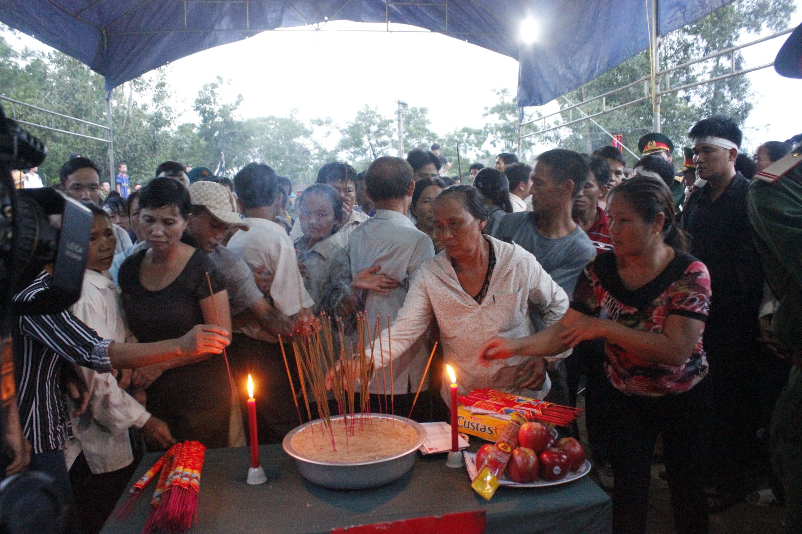 Người dân thắp nén nhang đưa tiễn trung úy Hợi về nơi an nghỉ cuối cùng. Đúng 19h10, linh cữu chiến sĩ Hợi được hạ huyệt, hòa vào đất mẹ.