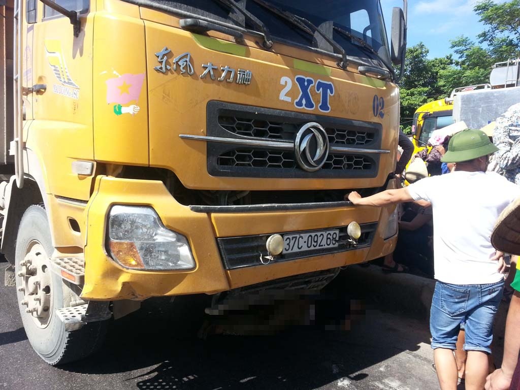 Cú đâm khiến nạn nhân tử vong tại chỗ, chiếc xe đạp nát bét, nằm cách đó không xa. Cùng đi chợ với bà Bảy còn có hai người chị gái. 