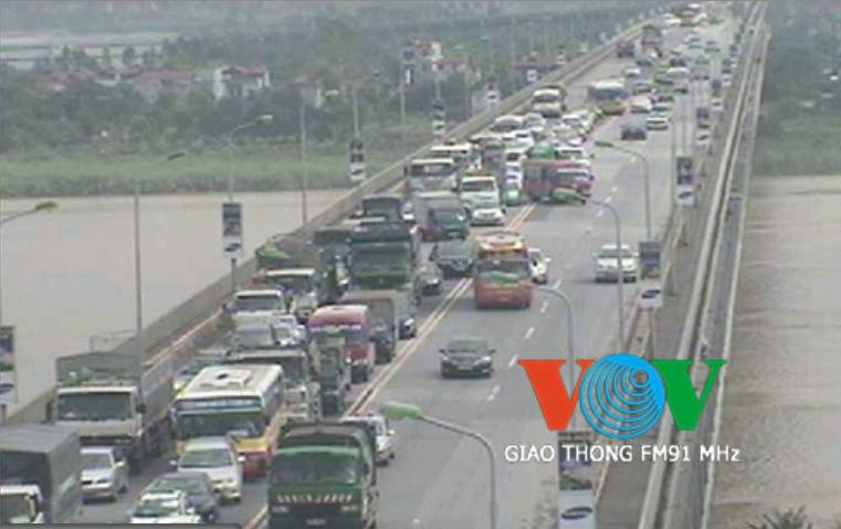 Va cham tren cau Thang Long, giao thong un tac hinh anh