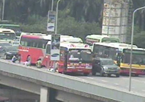 Clip va cham tren cau Thang Long, giao thong un tac hinh anh