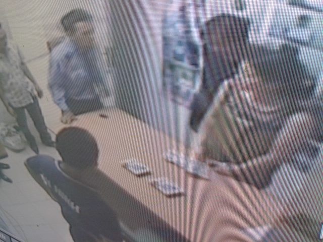 Gia phu nu mang thai vao sieu thi trom sua hinh anh