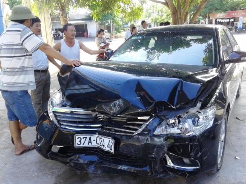 Hai oto Camry dam nhau giua nga tu hinh anh