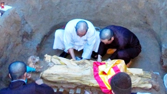 Di cot hoa thuong chon gan 30 nam khong phan huy hinh anh