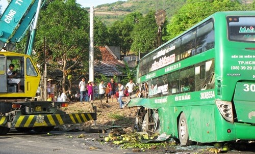 Xe khach do deo tong xe tai, 9 nguoi nhap vien hinh anh