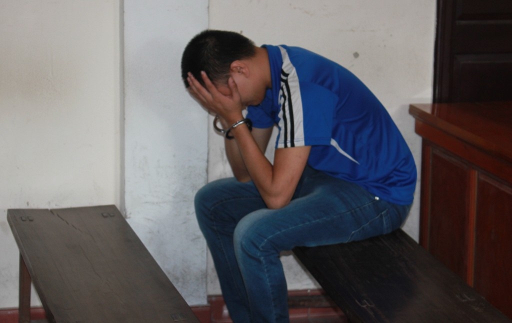 Suốt phiên tòa xét xử, Xin chỉ biết cúi xuống, hai tay ôm mặt vì hối hận. 