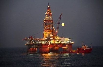 Gian khoan 981 cua Trung Quoc di chuyen trong dem hinh anh