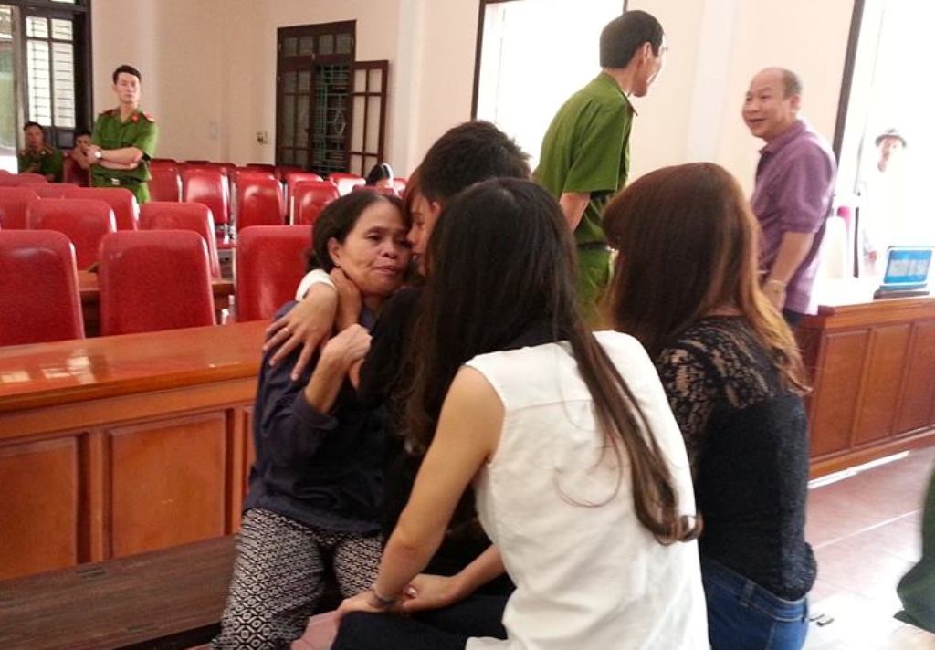Giây phút mẹ con bị cáo ôm nhau khóc nức nở khi tòa vào nghị án.