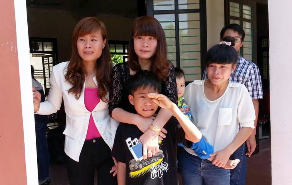 Những đứa con của bị cáo Bài khóc nức nở nhìn mẹ bị dẫn ra xe đặc chủng vè trại giam.