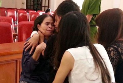 Nguoi vo giet chong bang nhieu nhat dao lien tuc ngat o toa hinh anh