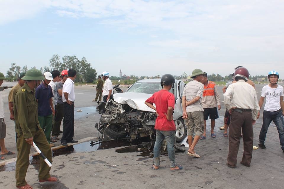 Trao đổi với Zing.vn, trung tá Hồ Hùng Cường, Đội phó Đội CSGT huyện Hưng Nguyên cho biết, ngã tư này là điểm đen về TNGT. Hiện tại chưa được lắp đặt đèn tín hiệu, biển cảnh báo dù địa phương đã kiến nghị nhiều lần.