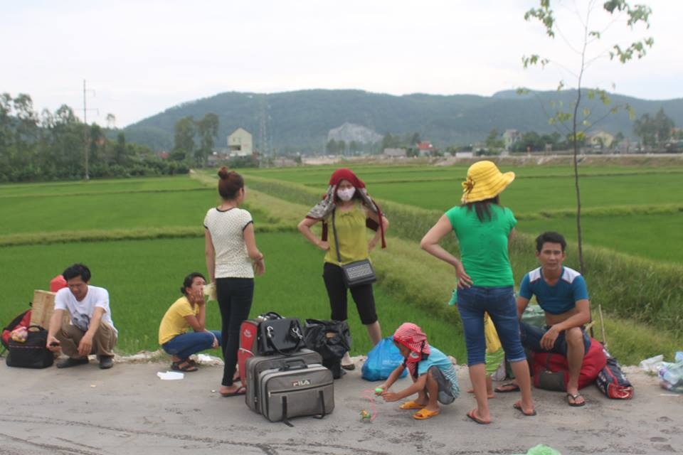 Hàng chục hành khách trên xe may mắn không bị thương nhưng được phen hoảng loạn. 