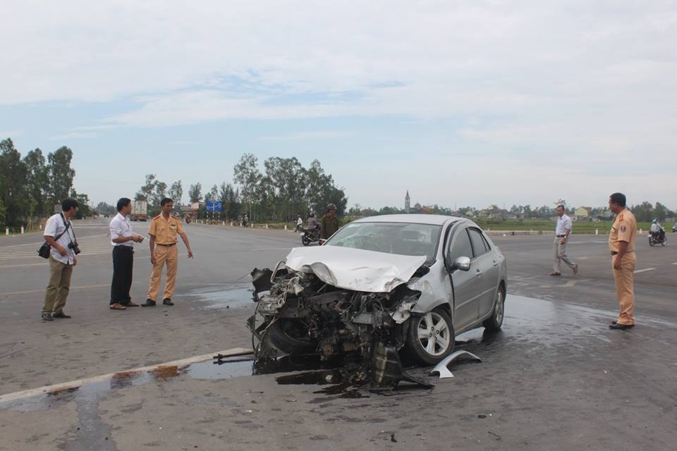 Nhận được tin báo, lực lượng CSGT huyện Hưng Nguyên nhanh chóng có mặt để phân luồng giao thông, điều tra nguyên nhân xảy ra tai nạn. Đến hơn 15h cùng ngày, hiện trường tai nạn được giải quyết, chiếc xe gặp nạn được đưa về xưởng sửa chữa. Các hành khách trên xe khách di chuyển sang xe khác để tiếp tục hành trình. Trao đổi với Zing.vn, trung tá Hồ Hùng Cường, Đội phó Đội CSGT huyện Hưng Nguyên cho biết, ngã tư này là điểm đen về TNGT. Hiện tại chưa được lắp đặt đèn tín hiệu, biển cảnh báo dù địa phương đã kiến nghị nhiều lần.