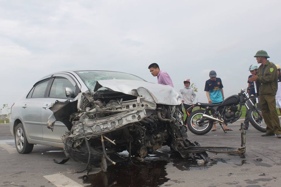 Xe 4 cho dam ngang xe khach, 2 nguoi nguy kich hinh anh