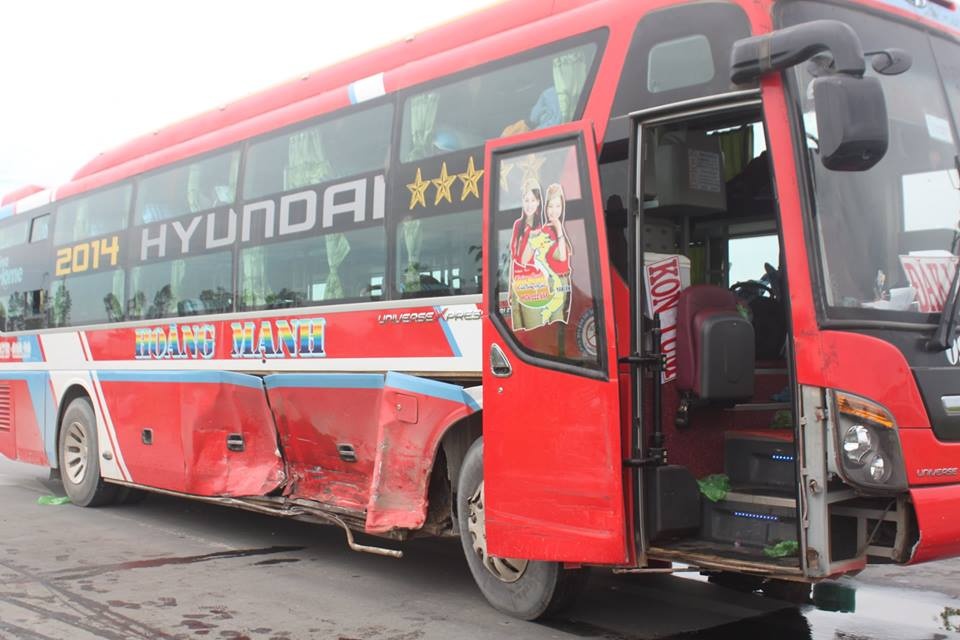 Cú đâm cực mạnh khiến ô tô con bị lùi lại rồi quay ngang, đầu xe nát bét, xe khách giường nằm tiếp tục chạy thêm 100m nữa mới dừng lại, bị móp phần thân. Hàng chục hành khách trên xe may mắn không bị thương nhưng được phen hoảng loạn. 