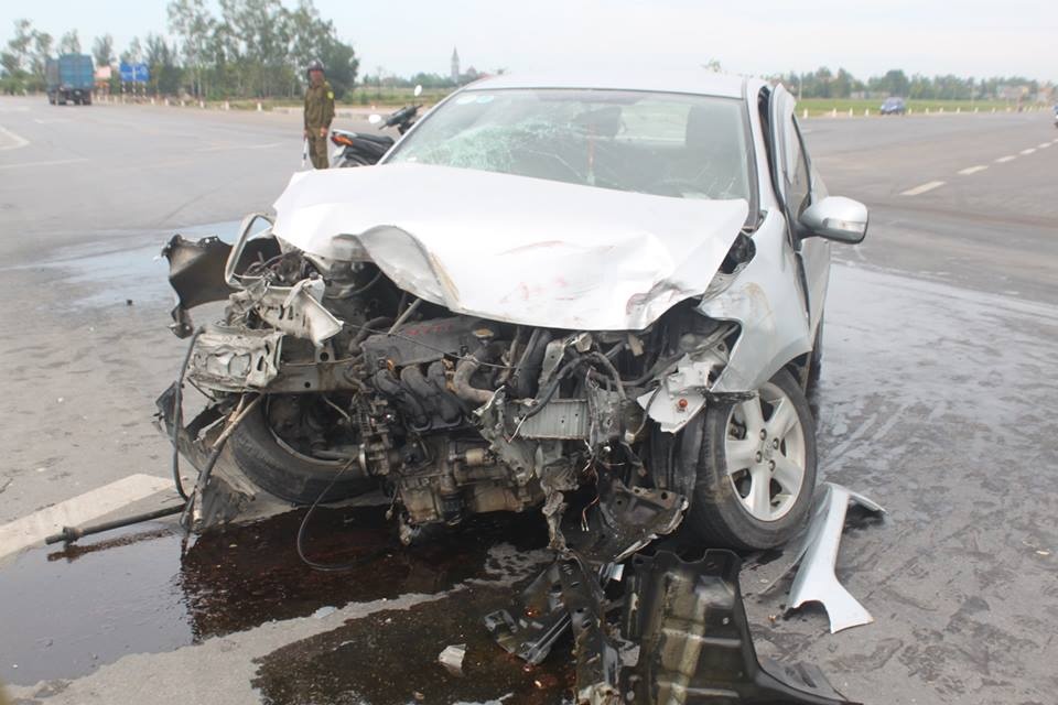 Lúc đó, chiếc xe ô tô 4 chỗ do Nguyễn Đình Hùng (52 tuổi, ở phường Thu Thủy, TX Cửa Lò, Nghệ An) điều khiển chở vợ và em trai lưu thông trên quốc lộ 46 theo hướng Nam Đàn-Vinh với tốc độ nhanh. 