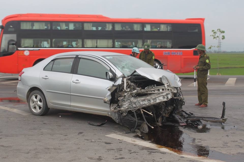 Đến ngã tư thuộc địa bàn xã Hưng Tây, huyện Hưng Nguyên (Nghệ An), do không làm chủ được tốc độ nên đã đâm ngang hông chiếc xe khách đang chạy hướng Bắc-Nam do Đinh Xuân Mạnh (34 tuổi, trú tại huyện Yên Dũng, Bắc Giang) điều khiển.