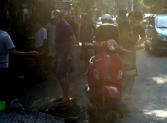 Khoảng 16h45 ngày 18/7, một người phụ nữ điều khiển chiếc xe Vespa LX màu đỏ, rẽ vào đổ nhiên liệu tại cây xăng trên phố Hoàng Hoa Thám (quận Ba Đình, Hà Nội). Sau đó, khi chị này vừa đi tiếp được khoảng 50m, đến đoạn trước số nhà 51 Hoàng Hoa Thám, bỗng khói trắng nghi ngút bốc lên từ phần cốp xe, kèm theo mùi khét của nhựa cháy.