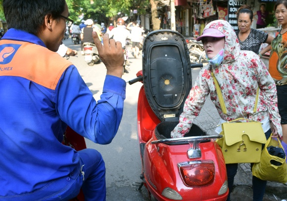 Nhân viên cây xăng ra hỏi thăm, hướng dẫn chỗ sửa xe cho chủ phương tiện