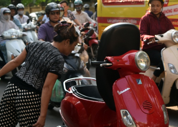 Nhiều người dân hiếu kỳ quan sát phần cốp xe