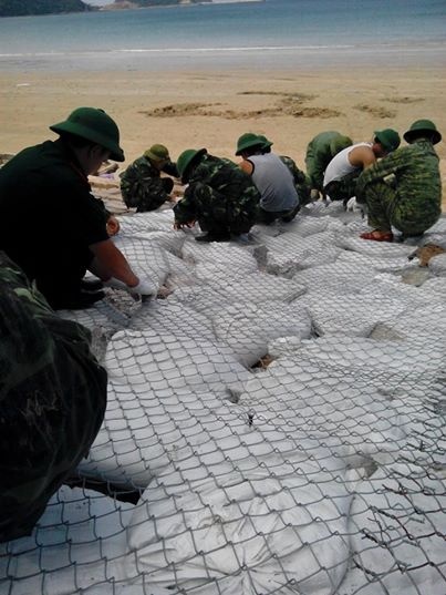 Trao đổi với PV, ông Nguyễn Đức Thành, Bí thư Huyện ủy, Chủ tịch UBND Huyện đảo Cô Tô cho biết, Huyện đã tổ chức họp và lên phương án phòng chống, chỉ đạo và thực hiện các biện pháp ứng phó với cơn bão lớn.. Trong ảnh: Các chiến sĩ canh giữ đảo Cô Tô đang gia cố các điểm xung yếu tuyến kè biển trước tượng đài Bác Hồ để phòng chống bão số 2.