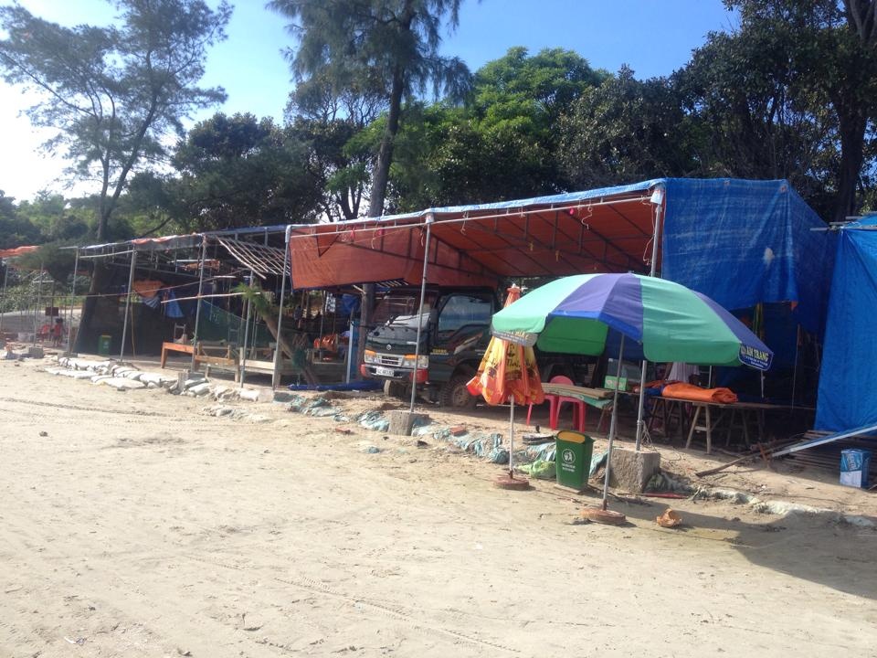 Quân dân trên đảo gia cố lại các tuyến kè xung yếu, dùng lưới đánh cá chùm quanh nhà dân, sẵn sàng chờ Thần Sấm đổ bộ. Đến hết hôm qua, Cô Tô đã kêu gọi và đưa hơn 300 phương tiện tàu bè của nhân dân địa phương về nơi trú ẩn. 