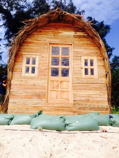 Là địa điểm du lịch hấp dẫn, trước tình hình bão, Huyện đã tăng cường phương tiện để đưa được hơn 700 khách du lịch vào bờ an toàn. Hiện trên đảo còn 99 khách du lịch vừa ra nhưng không có nhu cầu về. Do vậy, huyện đã bố trí cho khách nơi ở an toàn tại nhà dân.