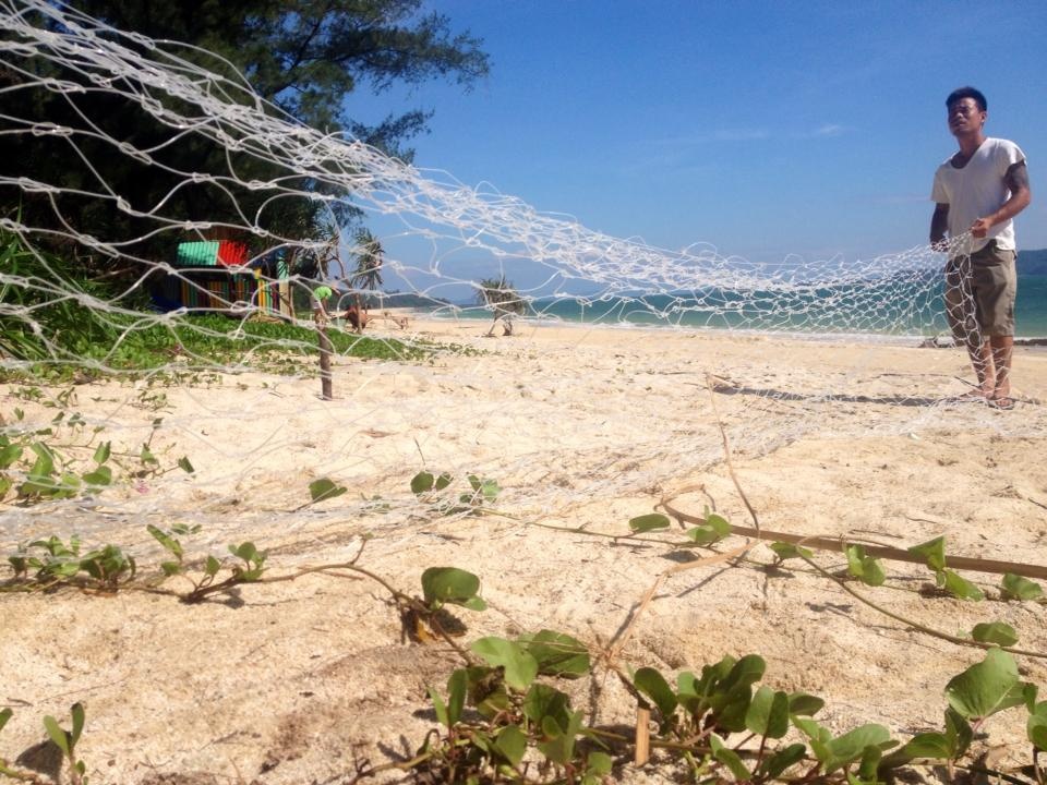 Dùng lưới gia cố bảo vệ các căn nhà nghỉ trên đảo  