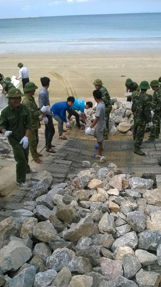 Đối với các bờ kè, địa điểm xung yếu, Huyện huy động lực lượng quân đội và thanh niên địa phương tiến hành gia cố. Bên cạnh đó, nhà cửa nhân dân cũng được chằng chống chủ động phòng tránh thiệt hại.