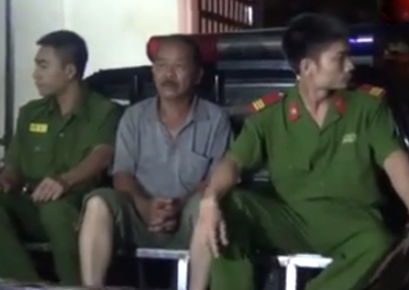 Nguyễn Thành Châu bị đưa lên xe dẫn giải về trụ sở.